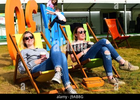 Hay Festival, Hay on Wye, Wales, UK. 01st June, 2017. UK Weather: People enjoying the fine warm and sunny weather on June 1st, the first day of meteorological summer at the 2017 Hay Festival, in the small Welsh town of Hay on Wye in rural Powys. Now celebrating its 30th year, the literature festival draws some of the best writers, academics and commentators from across the globe, and tens of thousand of visitors a day to what was described by former US president Bill Clinton as 'the woodstock of the mind' Credit: keith morris/Alamy Live News Stock Photo