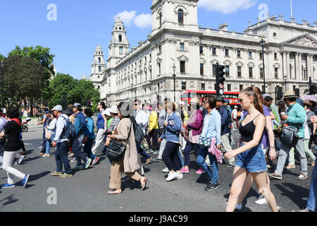 London, UK. 1st June, 2017. Tourists enjoy the sunshine in Parliament Square on a warm sunny day in the capital Credit: amer ghazzal/Alamy Live News Stock Photo