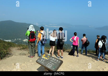 (170601) -- HONG KONG, June 1, 2017 (Xinhua) -- People enjoy scenery at the Dragon's Back in Hong Kong, south China, Jan. 8, 2017.  (Xinhua/Li Peng)(mcg) Stock Photo