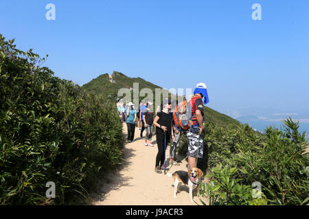 (170601) -- HONG KONG, June 1, 2017 (Xinhua) -- People enjoy scenery at the Dragon's Back in Hong Kong, south China, Jan. 8, 2017. (Xinhua/Li Peng)(mcg) Stock Photo