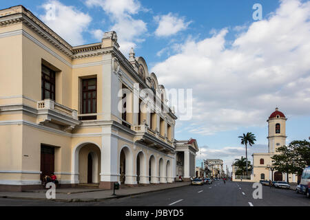 TEATRO TOMAS TERRY and the CATEDRAL DE LA PURISIMA CONCEPCION CHURCH on the PARQUE JOSE MARTI - CIENFUEGOS, CUBA Stock Photo