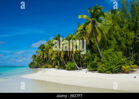 White sand bank in the turquoise waters of the Aitutaki lagoon, Rarotonga and the Cook Islands, South Pacific, Pacific Stock Photo