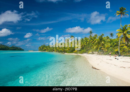 White sand bank in the turquoise waters of the Aitutaki lagoon, Rarotonga and the Cook Islands, South Pacific, Pacific Stock Photo