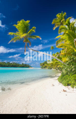 White sand bank in the turquoise waters of the Aitutaki lagoon, Rarotonga and the Cook Islands, South Pacific, Pacific Stock Photo