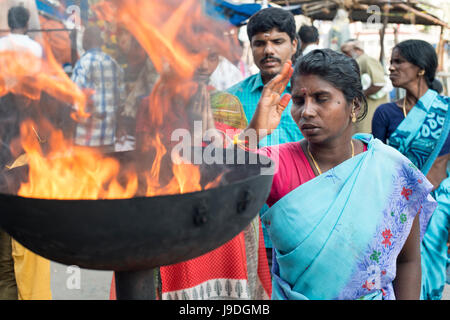 Pilgrims pray in front of the Arunachaleshwara Temple in Tiruvannamalai, Tamil Nadu, India Stock Photo