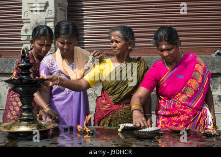 Pilgrims light oil lamps at the Arunachaleshwara Temple in Tiruvannamalai, Tamil Nadu, India Stock Photo