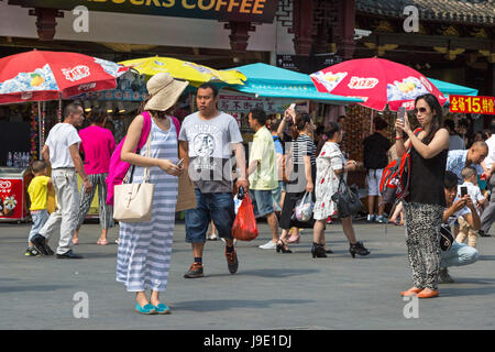 Tourists taking photographs, Yu Garden, Shanghai, China Stock Photo