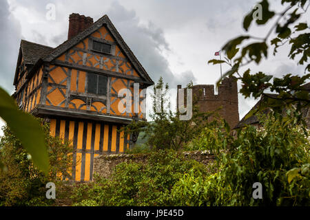 The beautiful 16th century timber-framed gatehouse and the South Tower of Stokesay Castle, Shropshire Stock Photo