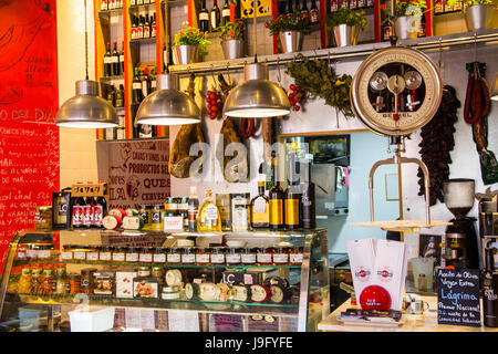 Comado La Lola is a classy comination tapas bar and grocery store standing adjacent Valencia Cathedral and featuring a tasty array of Valencian specia Stock Photo