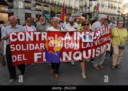 Madrid, Spain. 01st June, 2017. Protesters pictured during a protest in Madrid against the impunity for the crimes committed in Spain between 1936 and 1975. Credit: Jorge Sanz/Pacific Press/Alamy Live News Stock Photo