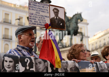 Madrid, Spain. 01st June, 2017. Protesters pictured during a protest in Madrid against the impunity for the crimes committed in Spain between 1936 and 1975. Credit: Jorge Sanz/Pacific Press/Alamy Live News Stock Photo