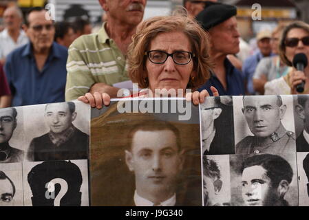 Madrid, Spain. 01st June, 2017. A protester holds a banner with pictures of missing people during the Spanish dictatorship of Francisco Franco, as they take part in protest in Madrid against the impunity for the crimes committed in Spain between 1936 and 1975. Credit: Jorge Sanz/Pacific Press/Alamy Live News Stock Photo
