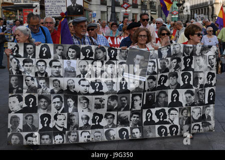 Madrid, Spain. 01st June, 2017. Protesters hold a banner with pictures of missing people during the Spanish dictatorship of Francisco Franco, as they take part in protest in Madrid against the impunity for the crimes committed in Spain between 1936 and 1975. Credit: Jorge Sanz/Pacific Press/Alamy Live News Stock Photo