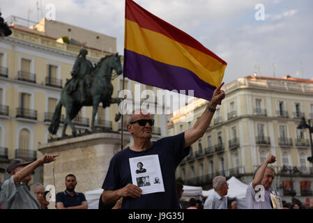 Madrid, Spain. 01st June, 2017. Protesters shout slogans and hold a banner with pictures of missing people during the Spanish dictatorship of Francisco Franco, as they take part in protest in Madrid against the impunity for the crimes committed in Spain between 1936 and 1975. Credit: Jorge Sanz/Pacific Press/Alamy Live News Stock Photo