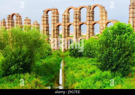 Acueducto de los Milagros or Miraculous Aqueduct in Mérida, Extremadura, Spain Stock Photo