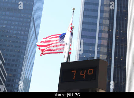 New York, USA. 1st June, 2017. A screen shows the outdoor temperature in Manhattan, New York City, the United States, on June 1, 2017. U.S. President Donald Trump announced U.S. withdrawal from Paris Agreement on climate change on Thursday. Credit: Wang Ying/Xinhua/Alamy Live News Stock Photo
