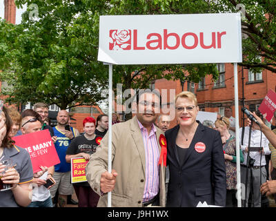 Stockton Heath, Warrington, Cheshire, UK. 1st June 2017. Celebrity Eddie Izzard poses under a Labour banner with candidate for Warrington South Faisal Rashid in front of a crowd of Labour supporters in the village of Stockton Heath Stock Photo