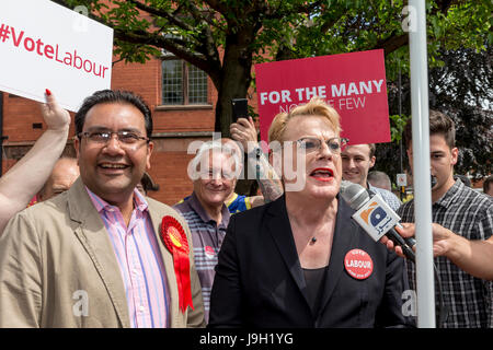 Stockton Heath, Warrington, Cheshire, UK. 1st June 2017. Celebrity Eddie Izzard poses under a Labour banner with candidate for Warrington South Faisal Rashid in front of a crowd of Labour supporters in the village of Stockton Heath Stock Photo