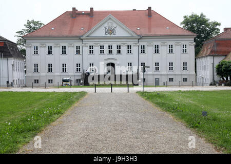 Hohenzieritz, Germany. 30th May, 2017. Exterior view of Hohenzieritz Castle, where Louise of Mecklenburg-Strelitz (1776-1810), Queen consort of Prussia and wife of King Frederick William III, died at the age of 34, in Hohenzieritz, Germany, 30 May 2017. The Louise Memorial is to be reopened on 03 June 2017 following an overhaul. Photo: Bernd Wüstneck/dpa-Zentralbild/dpa/Alamy Live News Stock Photo