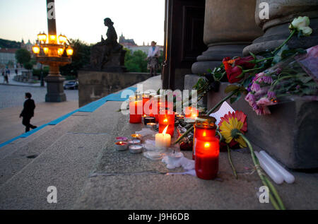 Prague, Czech Republic. 01st June, 2017. Flowers and candles at the Rudolfinum in memory of the Czech conductor Jiri Belohlavek, Prague, Czech Republic, June 1, 2017. Jiri Belohlavek, the chief conductor of the Czech Philharmonic (CF) from 2012 and of the BBC Symphony Orchestra in 2006-2012, died after a long serious illness at the age of 71 years. Credit: Katerina Sulova/CTK Photo/Alamy Live News Stock Photo