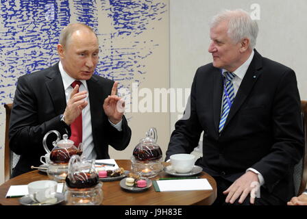 Saint Petersburg, Russia. 02nd June, 2017. Bavaria's Prime Horst Seehofer (CSU, R) talks with Russian President Vladimir Putin in Saint Petersburg, Russia, 02 June 2017. On the occasion of the billion-deal of Linde corporation with a Russian company Seehofer travelled to Saint Petersburg. Photo: Christoph Trost/dpa/Alamy Live News Stock Photo