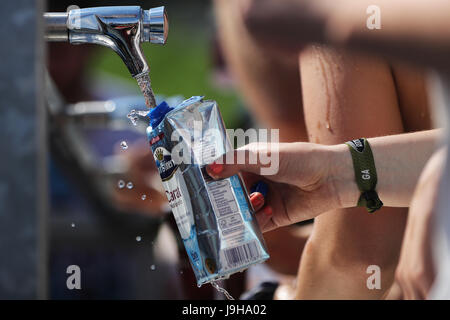 Nuremberg, Germany. 2nd June, 2017. Festival visitors fill up containers with water at the Rock im Park music festival in Nuremberg, Germany, 2 June 2017. The festival continues until 4 June. Photo: Daniel Karmann/dpa/Alamy Live News Stock Photo