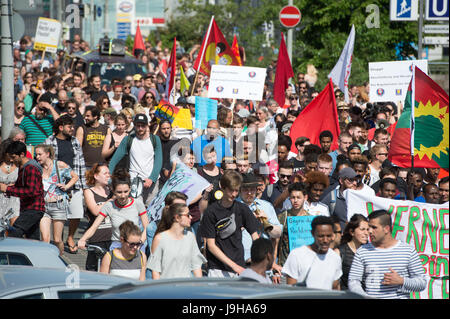 Nuremberg, Germany. 2nd June, 2017. Participants of a demonstration protest against the Bavarian practice of deportation of refugees in Nuremberg, Germany, 2 June 2017. Photo: Timm Schamberger/dpa/Alamy Live News Stock Photo