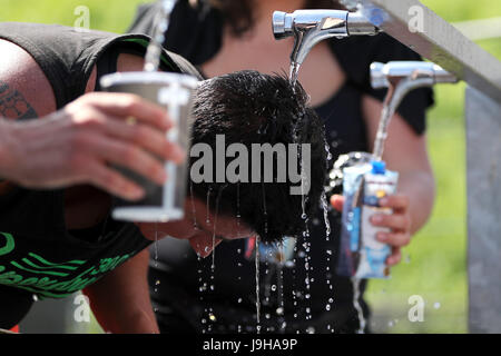 Nuremberg, Germany. 2nd June, 2017. Festival visitors fill up containers with water at the Rock im Park music festival in Nuremberg, Germany, 2 June 2017. The festival continues until 4 June. Photo: Daniel Karmann/dpa/Alamy Live News Stock Photo