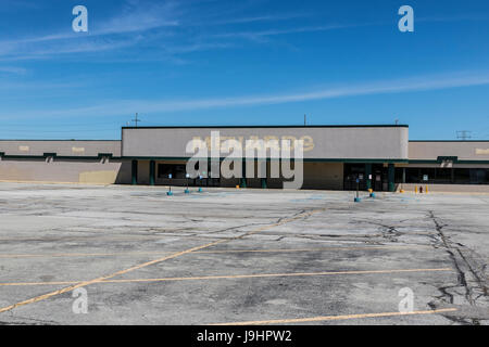 Indianapolis - Circa June 2017: Recently shuttered Menards Home Improvement location. Retail stores are under pressure from internet shopping sites II Stock Photo