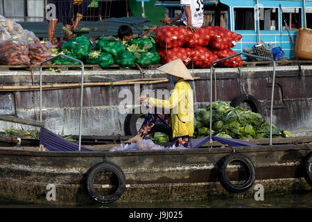 Boat selling wholesale produce, Cai Rang floating market, Can Tho, Mekong Delta, Vietnam Stock Photo