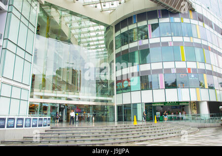 SINGAPORE - FEBRUARY 15, 2017: People at  Central Boat Quay shopping mall in Singapore. The urban chic Clarke Quay Central is home to over 150 excitin Stock Photo