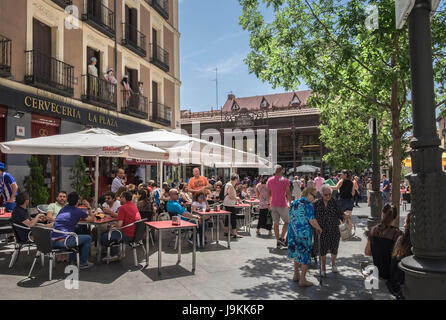 Outdoor cafes next to the popular indoor food market Mercado De San Miguel (Market of San Miguel), Plaza de San Miguel, Madrid, Spain. Stock Photo