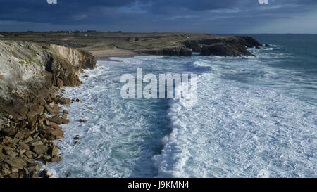 Rising tide on the Wild coast in Quiberon peninsula (Morbihan, Brittany ...