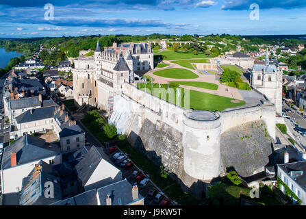 France, Indre-et-Loire (37), Vallée de la Loire classée Patrimoine mondial de l'UNESCO, Amboise, le château du XVe siècle (vue aérienne)//France, Indr Stock Photo
