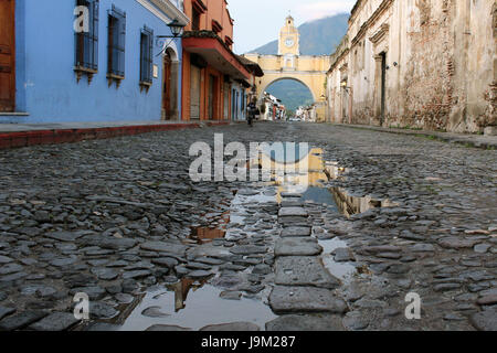 Calle empedrada de La Antigua Guatemala, importante ciudad colonial de américa, patrimonio cultural de la humanidad de la UNESCO Stock Photo