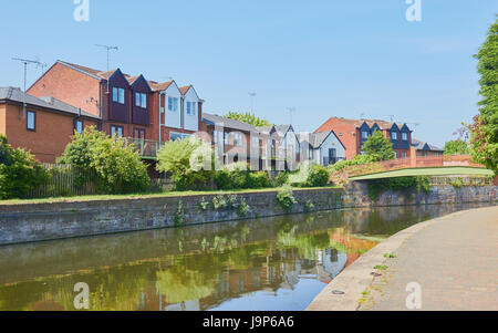 Homes next to the Nottingham Beeston canal, Nottingham, Nottinghamshire, east Midlands, England Stock Photo