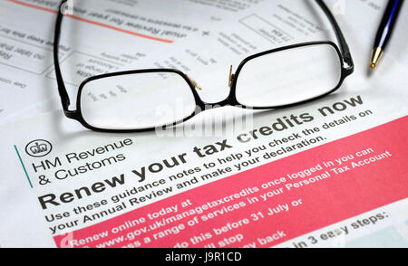 HMRC RENEW YOUR TAX CREDITS NOW APPLICATION FORM WITH SPECTACLES RE TAXES FAMILY INCOME WAGES LIVING WAGE BENEFITS LOW INCOMES HOUSEHOLD BUDGETS UK Stock Photo