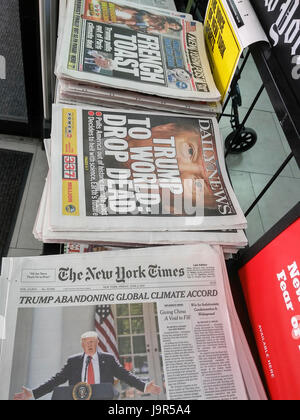 Headlines of New York newspapers on Friday, June 2, 2017 report on President Donald Trump withdrawing the U.S. from the Paris Climate Agreement. (© Richard B. Levine) Stock Photo