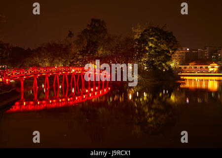 The Huc Bridge to Jade Island at night, Hoan Kiem Lake, Hanoi, Vietnam Stock Photo