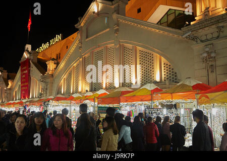 Shoppers and Dong Xuan Market at night, Old Quarter, Hanoi, Vietnam Stock Photo