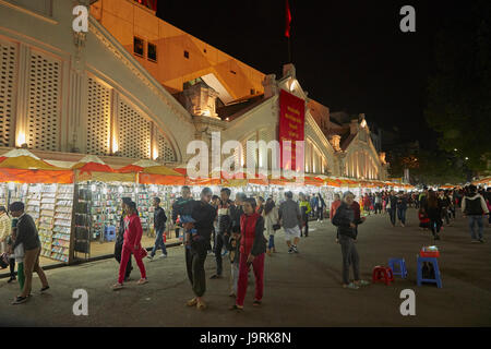 Shoppers and Dong Xuan Market at night, Old Quarter, Hanoi, Vietnam Stock Photo