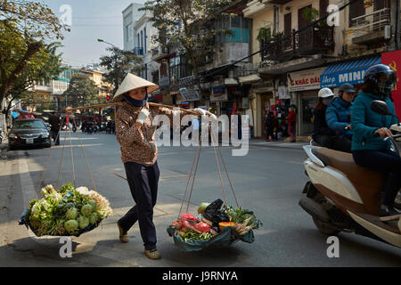Street vendor, Old Quarter, Hanoi, Vietnam Stock Photo