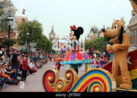 Hong Kong, China. 29th Mar, 2013. Tourists watch the parade at Hong Kong Disneyland Resort in Hong Kong, south China, March 29, 2013. July 1, 2017 marks the 20th anniversary of Hong Kong's return to the motherland. Credit: Li Peng/Xinhua/Alamy Live News Stock Photo