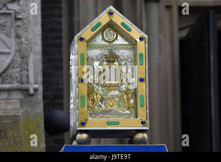 Kevalaer, Germany. 3rd June, 2017. The so-called Miraculous Image of Mary is carried in a shrine through the inner city of Kevalaer, Germany, 3 June 2017. The last procession with the image took place 25 ears ago, the usual cycle actually counts 50 years. Photo: Henning Kaiser/dpa/Alamy Live News Stock Photo