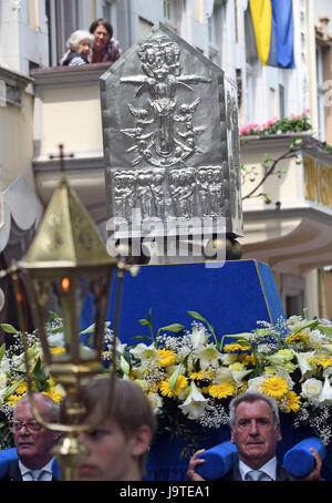 Kevalaer, Germany. 3rd June, 2017. The so-called Miraculous Image of Mary is carried in a shrine through the inner city of Kevalaer, Germany, 3 June 2017. The last procession with the image took place 25 ears ago, the usual cycle actually counts 50 years. Photo: Henning Kaiser/dpa/Alamy Live News Stock Photo