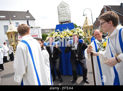 Kevalaer, Germany. 3rd June, 2017. The so-called Miraculous Image of Mary is carried in a shrine through the inner city of Kevalaer, Germany, 3 June 2017. The last procession with the image took place 25 ears ago, the usual cycle actually counts 50 years. Photo: Henning Kaiser/dpa/Alamy Live News Stock Photo