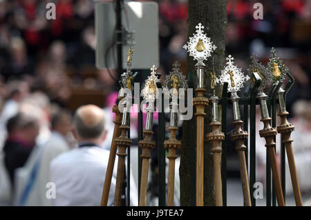 Kevalaer, Germany. 3rd June, 2017. The so-called Miraculous Image of Mary is carried in a shrine through the inner city of Kevalaer, Germany, 3 June 2017. The last procession with the image took place 25 ears ago, the usual cycle actually counts 50 years. Photo: Henning Kaiser/dpa/Alamy Live News Stock Photo