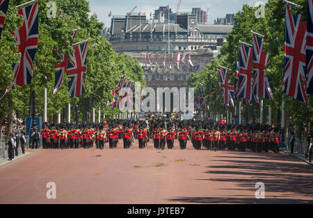 The Mall, London, UK. 3rd June, 2017. The penultimate rehearsal for the Queen’s Birthday Parade, The Major General’s Review takes place with the Massed Guards Bands and 1st Battalion Irish Guards marching towards Buckingham Palace after the ceremony in Horse Guards Parade. Credit: Malcolm Park editorial/Alamy Live News Stock Photo