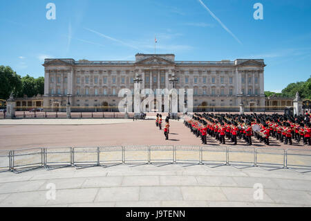 The Mall, London, UK. 3rd June, 2017. The penultimate rehearsal for the Queen’s Birthday Parade, The Major General’s Review takes place in hot sun and clear blue skies. The 1st Battalion Irish Guards march past Buckingham Palace at the end of the ceremony under warm blue skies. Credit: Malcolm Park editorial/Alamy Live News.