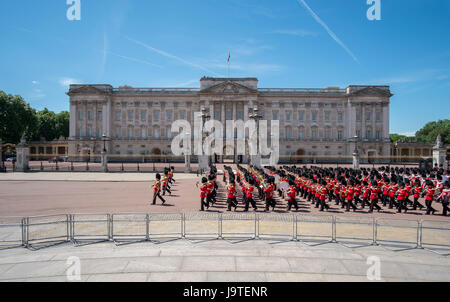 The Mall, London, UK. 3rd June, 2017. The penultimate rehearsal for the Queen’s Birthday Parade, The Major General’s Review takes place in hot sun and clear blue skies. The 1st Battalion Irish Guards march past Buckingham Palace at the end of the ceremony under warm blue skies. Credit: Malcolm Park editorial/Alamy Live News. Stock Photo